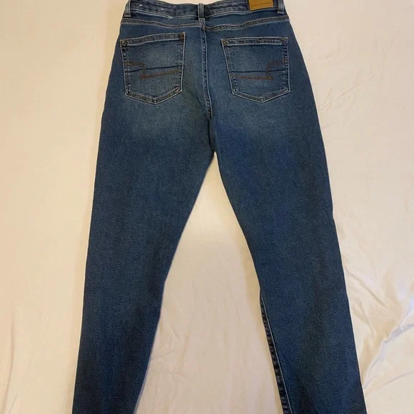 Size 6 American Eagle Mom Jeans - Picture 2 of 3